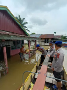 Polda Jambi Terus Distribusikan Sembako Ke Masyarakat Korban Banjir