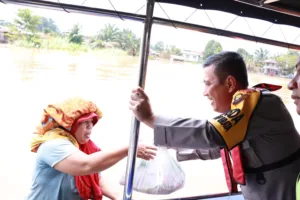 Kapolda Jambi Menyusuri Sungai Batanghari Jumpai Warga Terdampak Banjir