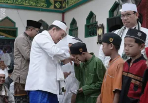 Safari Subuh di Masjid Al-Muttaqin Tanjab Barat, Al Haris Beri Bantuan dan Santunan ke Anak Yatim