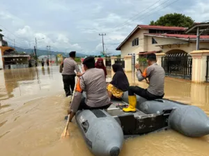 Polda Jambi Kembali Kirim Personel Bantu Evakuasi dan Dirikan Dapur Umum untuk Warga Kerinci dan Sungai Penuh Terdampak Banjir