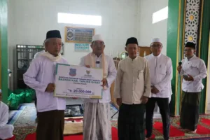 Bupati Tanjab Barat Laksanakan Safari Jumat di Masjid Nurul Huda Desa Karya Maju Pengabuan
