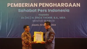 Menteri BUMN Erick Thohir Terima Penghargaan Pin Emas dari PWI Pusat