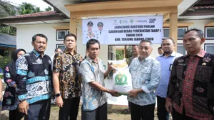 Sekda Tanjab Timur Serahkan Bantuan Beras Tahap I