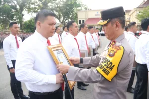 Apel Pagi, Kapolda Jambi Berikan Penghargaan Kepada Empat Personel