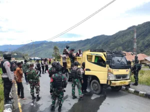 Sinergitas TNI – Polri di Puncak Jaya Gelar Sweeping Gabungan