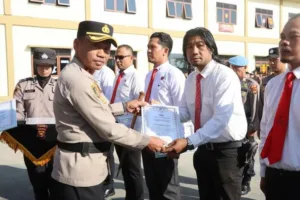 Kapolres Kerinci M. Mujib Berikan Penghargaan Kepada personel Yang Berprestasi