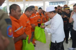 Al Haris Berikan Bantuan Sembako Bagi Petugas Kebersihan Kota Jambi