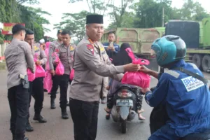 Berbagi Berkah Ramadhan, Dansat Brimob Polda Jambi Bagi-Bagi Takjil Dengan Masyarakat