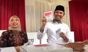 Datang Ke TPS 13 Kenali Besar, Edi Purwanto dan Istri Gunakan Hak Suara di Pemilu 2024