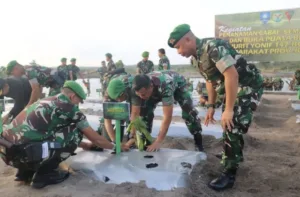 Perkuat Ketahanan Pangan, Danrem 045/Gaya Bersama Forkopimda Tanam Cabai Serentak