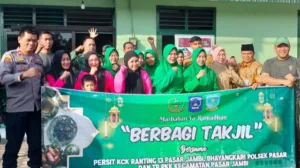 Berkah di Bulan Ramadhan, Koramil Pasar Bersama Persit Gandeng Ibu- Ibu Bhayangkari dan TP PKK Kecamatan Pasar Berbagi Takjil