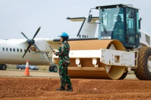 Satgas Kizi TNI Konga XXXVII-J Bantu Pengerjaan Pelebaran Bandara UN