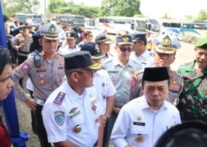 Kasat Lantas Polresta Jambi Dampingi Gubernur Dalam Pelepasan Armada Mudik Gratis Tahun 2024