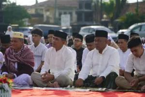 Brigjen TNI Rachmad Melaksanakan Sholat Idul Fitri Bersama Warga di Lapangan Makorem 042/Gapu