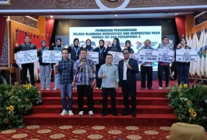 Al Haris Serahkan Bonus Kontingen Popnas dan Peparpenas Jambi