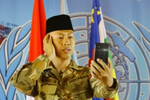 Terpisah Jarak Ribuan Kilometer, Prajurit TNI AD Adzani Putrinya Lewat Vidcall