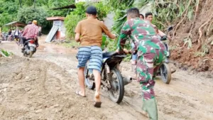 Prajurit Kodim Sarko dan Warga Bersihkan Material Longsor di Badan Jalan Merangin-Kerinci