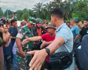 Babinsa Kodim Tanjab dan Warga Temukan Korban Tenggelam di Sungai