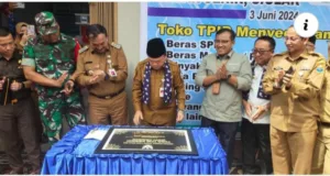 PJ Bupati Asraf Dampingi Gubernur Al Haris Resmikan Toko TPID Di Pasar Senin