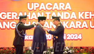 Kapolri Sematkan Tanda Kehormatan Bintang Bhayangkara Utama Kepada Prabowo Subianto