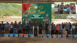 Pererat Hubungan TNI dan Masyarakat, Korem 042/Gapu Gelar Bakti Sosial Pembagian Sembako Di Desa Koto Boyo