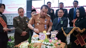 Pj Bupati Beri Tumpeng ke Kapolres Merangin · Pada HUT Bhayangkara ke-78 di Mapolres Merangin