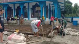 Wujud Kemanunggalan TNI-Rakyat, Babinsa Bumi Agung Kedurang Bersama Warga Gotong-Royong Membangun Masjid