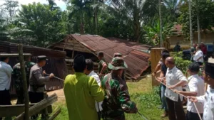 TNI Bersama Masyarakat Muaro Jambi Bangun Rumah Layak Huni untuk Warga Desa Suka Maju