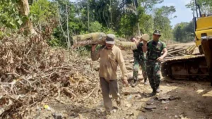 Gotong Royong Warga dan Satgas TMMD Kodim 0415/Jambi Buka Jalan Utama Sepanjang 4,6 KM
