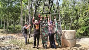 Anggota Satgas TMMD dan Masyarakat Bersama-sama Mendirikan Tower Air Sumur Bor di Desa Sukamaju