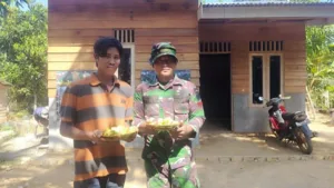 Warga Berikan Makanan dan Minuman untuk Anggota Satgas TMMD