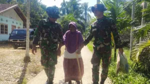 TNI Berikan Sentuhan Kepedulian Sosial, Antar Nenek Lansia Pulang dari Pasar