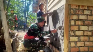 Satgas TMMD Kodim 0415 Jambi Bersama Warga Bangun Rumah Layak Huni untuk Nenek Waini