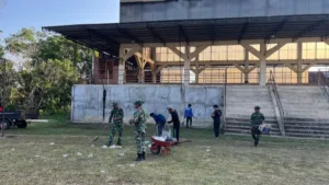 Satgas TMMD ke-121 Membersihkan Lapangan Sepak Bola dan Lingkungan Sekitar di Desa Sukamaju