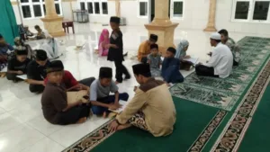 Di Tengah Padatnya Kegiatan, Anggota Satgas TMMD Kodim 0415/Jambi Mengajar Mengaji Anak-Anak di Desa Sukamaju