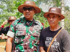 Topi Batang Resam Untuk Dansatgas TMMD, Simbol Terima Kasih Warga Desa Sukamaju