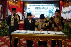 Al Haris dan Hesnidar Haris Dianugerahi Gelar Adat Nagari Paninggahan Solok
