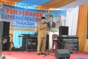 Al Haris Serahkan Bantuan Peralatan dan SPP Program Dumisake Pendidikan di Merangin