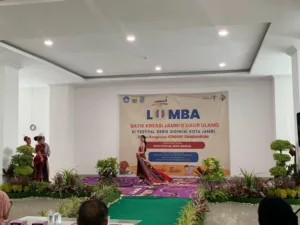 Pelajar Bertarung Dalam Fashion Batik Kreasi dan Aksesoris Daur Ulang di Festival Keris Siginjai