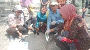 Di Momen Festival Keris Siginjai, PJ Wali Kota Jambi Lakukan Cukilan Pertama Ekskavasi Candi Solok Sipin