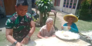 Satgas TMMD Bantu Warga Menjemur Kerupuk