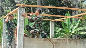 Pembangunan Pos Kamling di Desa Sukamaju oleh Satgas TMMD ke-121 Kodim 0415/Jambi Capai Tahap Pemasangan Atap