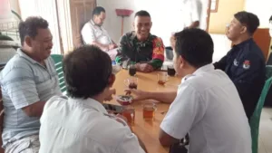 Kehangatan di Balik Tugas: Satgas TMMD dan Warga Desa Sukamaju Berbagi Canda di Tengah Pembangunan