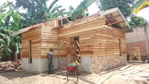 Pemasangan Atap Rumah Mbah Komsiah dalam Program TMMD Hampir Selesai