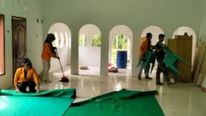 Kolaborasi TNI dan Mahasiswa Unja dalam Gotong Royong Membersihkan Mushola di Desa Sukamaju