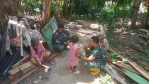 Satgas TMMD ke-121 Bangun Keakraban dengan Warga Saat Pantau Pembangunan Rumah Tidak Layak Huni