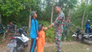 Satgas TMMD ke-121 Kodim 0415/Jambi Berikan Kenang-Kenangan kepada Anak-Anak Desa Sukamaju