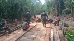 Satgas TMMD ke-121 Perbaiki Jembatan Penghubung Tiga Desa di Muarojambi