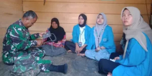 Kolaborasi TNI dan Mahasiswa KKN Berikan Pemeriksaan Kesehatan Gratis di Desa Sukamaju