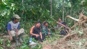 Melepas Lelah Bersama, Momen Istirahat yang Menyejukkan Hati dalam Program TMMD ke-121